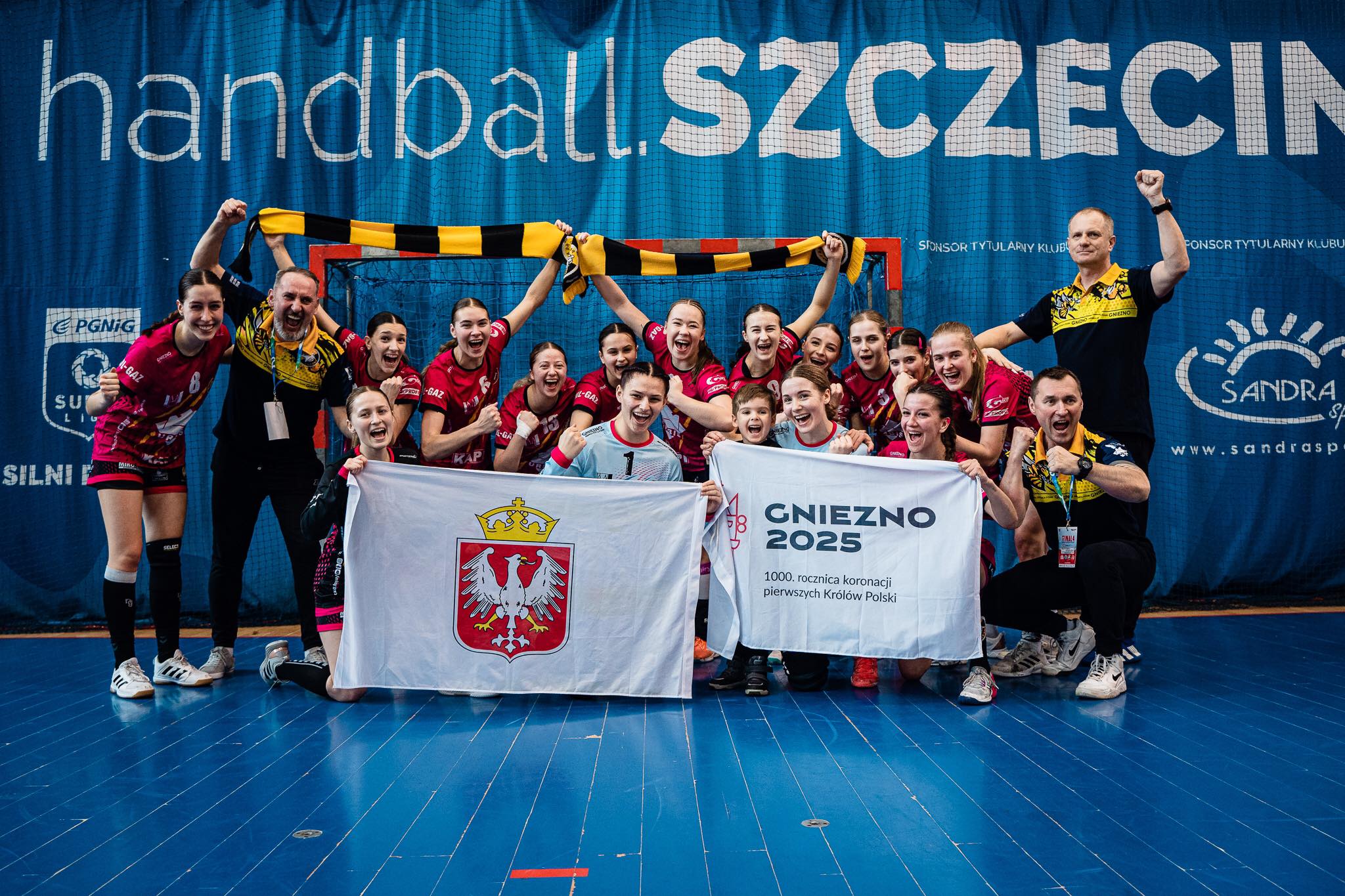 Zespół juniorek MKS PR Gniezno świętujący po zdobyciu brązowego medalu. Fot. MKS Kusy Szczecin
