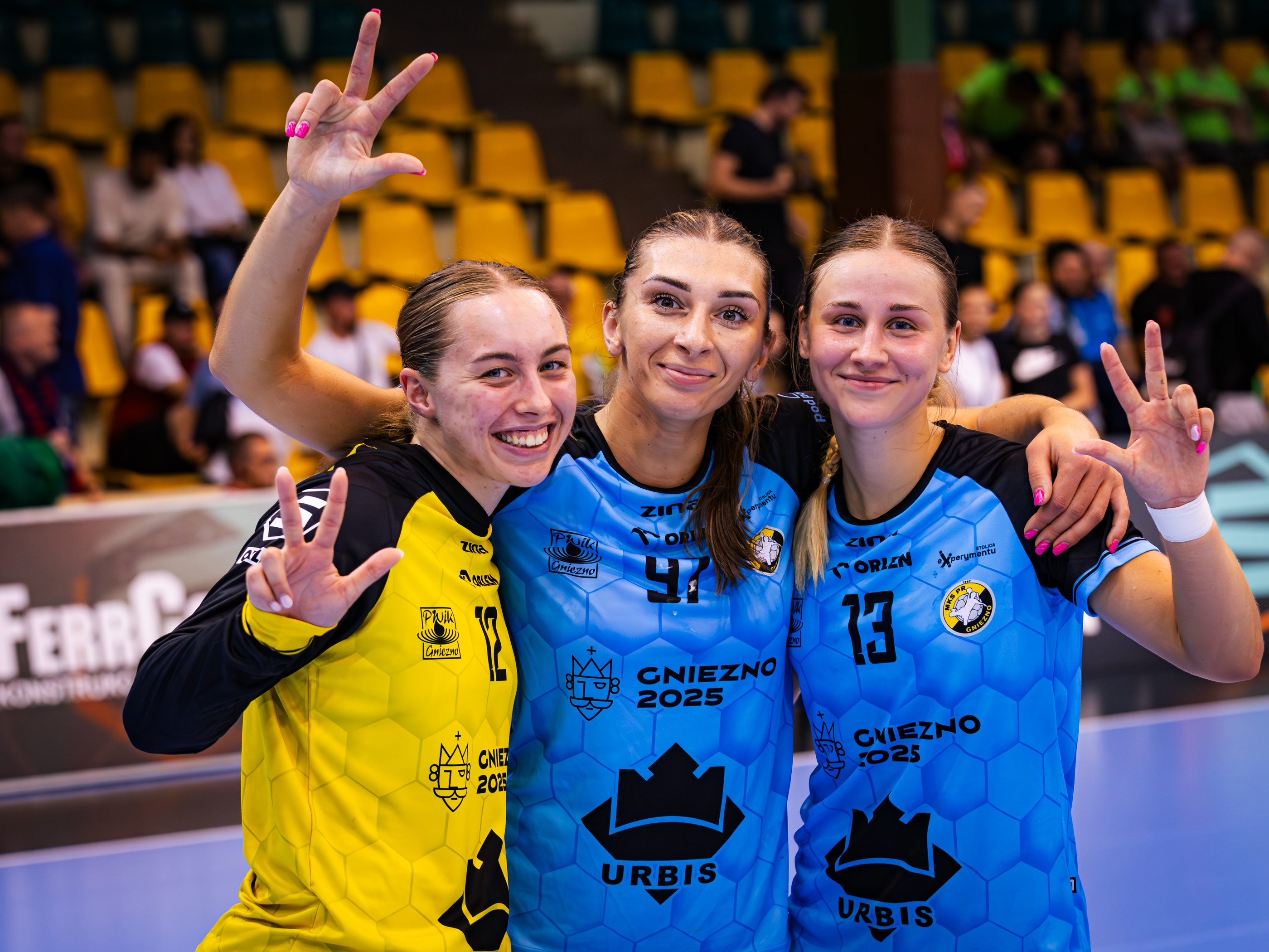 Zdjęcie przedstawia trzy zawodniczki gnieźnieńskiej drużyny. Od lewej: Dominikę Hoffmann, Monikę Łęgowską oraz Nikolę Szczepanik